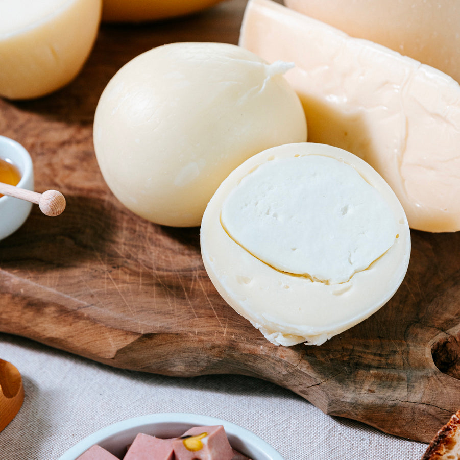 Cheesella 600 g - formaggio di mucca con mozzarella di bufala all'interno.