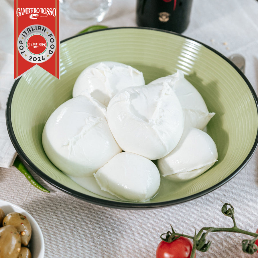 Costanzo mozzarella with buffalo milk.