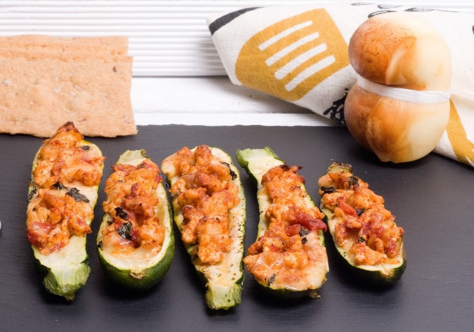 Barchette di zucchine con pollo, paprika e Ciccilli di mucca affumicati Costanzo