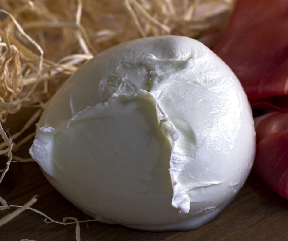 Come nasce una mozzarella, dalla mungitura alla tavola